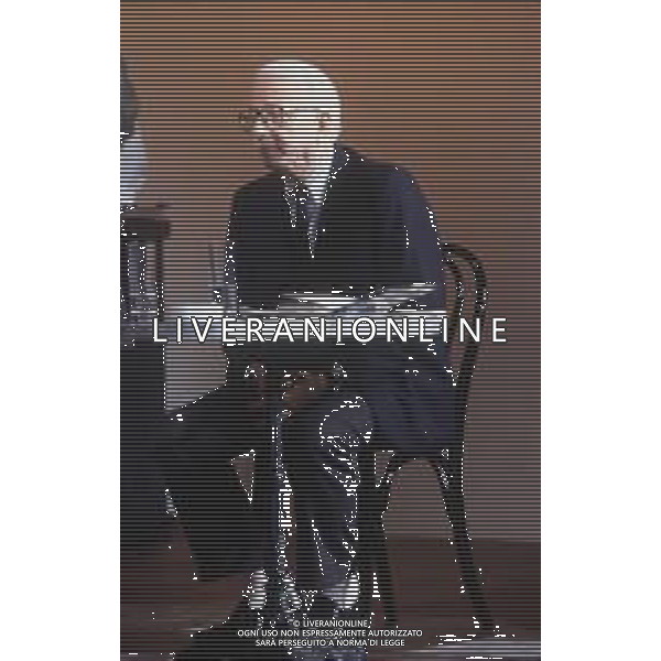 RETROSPETTIVA ENZO BIAGI GIORNALISTA E SCRITTORE E CONDUTTORE TELEVISIVO  NELLA FOTO ENZO BIAGI NELL\'ANNO 1991 NELLA TRASMISSIONE TELEVISIVA “NOTTE ROCK“ CON ADRIANO CELENTANO AG ALDO LIVERANI SAS 