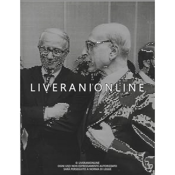 RETROSPETTIVA ENZO BIAGI GIORNALISTA E SCRITTORE E CONDUTTORE TELEVISIVO  NELLA FOTO ENZO BIAGI CON DE MARTINO AG ALDO LIVERANI SAS 