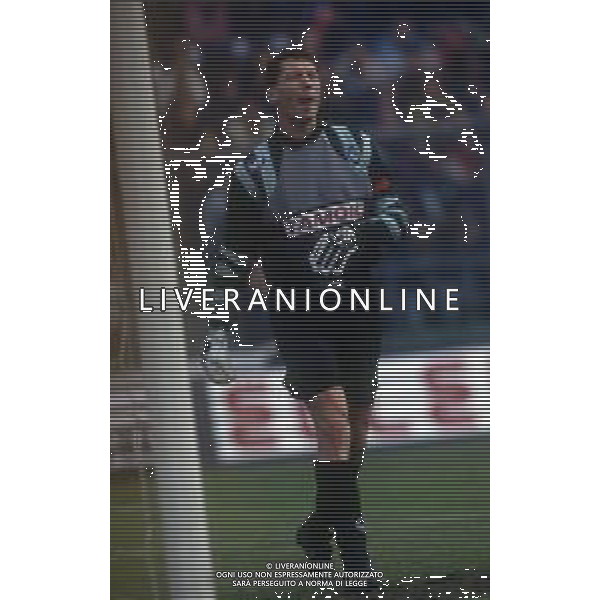 RETROSPETTIVA FABRIZIO FERRON CALCIATORE NELLA FOTO FABRIZIO FERRON CON LA MAGLIA DELL\'ATALANTA CALCIO AG ALDO LIVERANI SAS