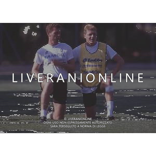 RETROSPETTIVA FABRIZIO FERRON CALCIATORE NELLA FOTO FABRIZIO FERRON CON LA MAGLIA DELL\'ATALANTA CALCIO CON PIERLUIGI ORLANDINI AG ALDO LIVERANI SAS