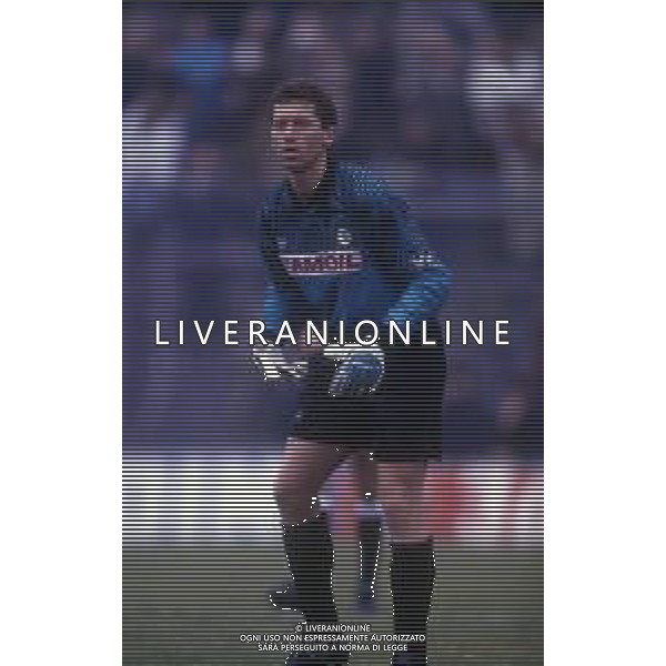 RETROSPETTIVA FABRIZIO FERRON CALCIATORE NELLA FOTO FABRIZIO FERRON CON LA MAGLIA DELL\'ATALANTA CALCIO AG ALDO LIVERANI SAS