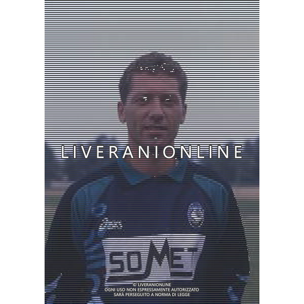 RETROSPETTIVA FABRIZIO FERRON CALCIATORE NELLA FOTO FABRIZIO FERRON CON LA MAGLIA DELL\'ATALANTA CALCIO AG ALDO LIVERANI SAS