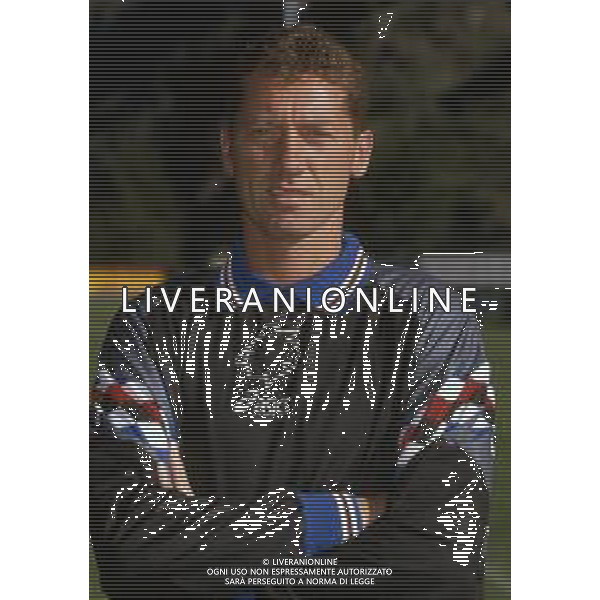 RETROSPETTIVA FABRIZIO FERRON CALCIATORE NELLA FOTO FABRIZIO FERRON CON LA MAGLIA DELLA SAMPDORIA CALCIO AG ALDO LIVERANI SAS