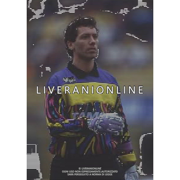 RETROSPETTIVA FABRIZIO FERRON CALCIATORE NELLA FOTO FABRIZIO FERRON CON LA MAGLIA DELL\'ATALANTA CALCIO AG ALDO LIVERANI SAS
