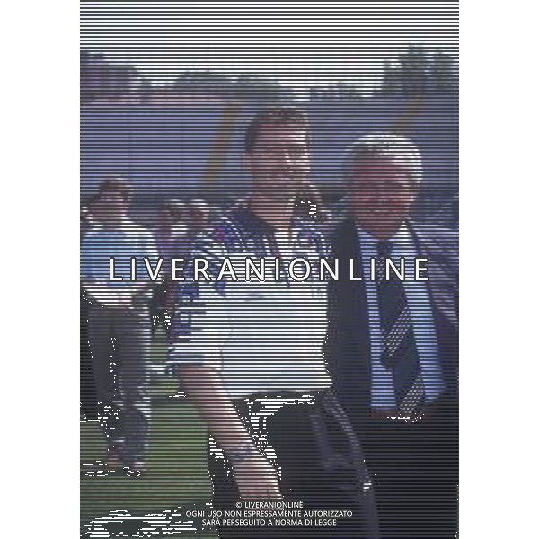 RETROSPETTIVA FABRIZIO FERRON CALCIATORE NELLA FOTO FABRIZIO FERRON CON LA MAGLIA DELL\'ATALANTA CALCIO CON IL DIRETTORE SPORTIVO GIORGIO VITALI AG ALDO LIVERANI SAS