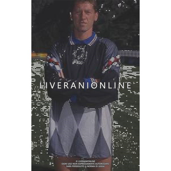RETROSPETTIVA FABRIZIO FERRON CALCIATORE NELLA FOTO FABRIZIO FERRON CON LA MAGLIA DELLA SAMPDORIA CALCIO AG ALDO LIVERANI SAS