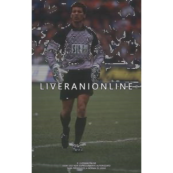 RETROSPETTIVA FABRIZIO FERRON CALCIATORE NELLA FOTO FABRIZIO FERRON CON LA MAGLIA DELL\'ATALANTA CALCIO AG ALDO LIVERANI SAS