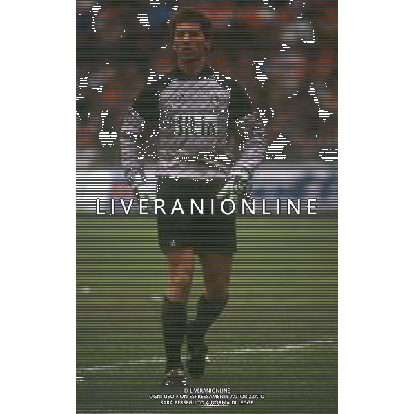 RETROSPETTIVA FABRIZIO FERRON CALCIATORE NELLA FOTO FABRIZIO FERRON CON LA MAGLIA DELL\'ATALANTA CALCIO AG ALDO LIVERANI SAS