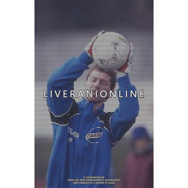 RETROSPETTIVA FABRIZIO FERRON CALCIATORE NELLA FOTO FABRIZIO FERRON CON LA MAGLIA DELL\'ATALANTA CALCIO AG ALDO LIVERANI SAS