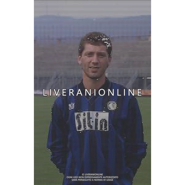 RETROSPETTIVA FABRIZIO FERRON CALCIATORE NELLA FOTO FABRIZIO FERRON CON LA MAGLIA DELL\'ATALANTA CALCIO AG ALDO LIVERANI SAS