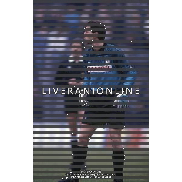 RETROSPETTIVA FABRIZIO FERRON CALCIATORE NELLA FOTO FABRIZIO FERRON CON LA MAGLIA DELL\'ATALANTA CALCIO AG ALDO LIVERANI SAS