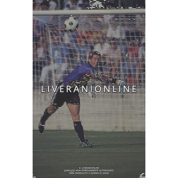 RETROSPETTIVA FABRIZIO FERRON CALCIATORE NELLA FOTO FABRIZIO FERRON CON LA MAGLIA DELL\'ATALANTA CALCIO AG ALDO LIVERANI SAS