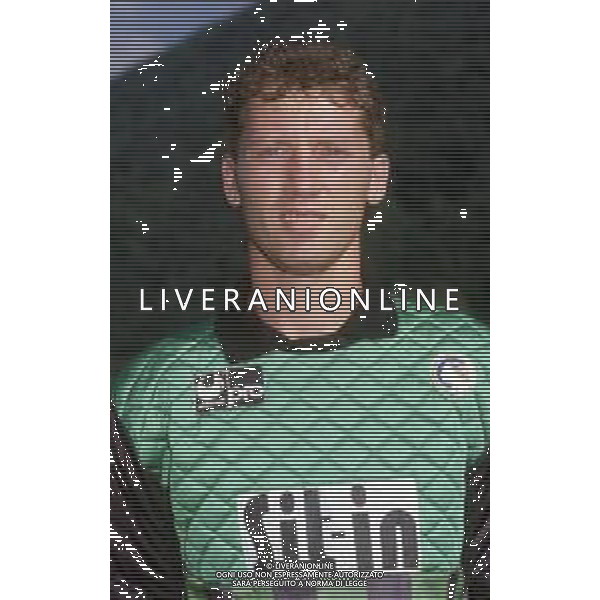 RETROSPETTIVA FABRIZIO FERRON CALCIATORE NELLA FOTO FABRIZIO FERRON CON LA MAGLIA DELL\'ATALANTA CALCIO AG ALDO LIVERANI SAS