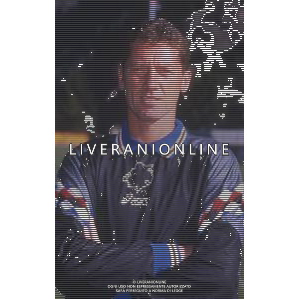 RETROSPETTIVA FABRIZIO FERRON CALCIATORE NELLA FOTO FABRIZIO FERRON CON LA MAGLIA DELLA SAMPDORIA CALCIO AG ALDO LIVERANI SAS
