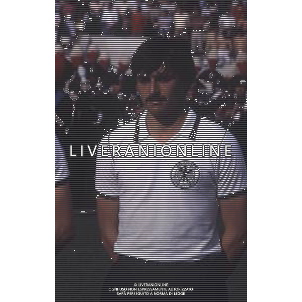 RETROSPETTIVA KLAUS ALLOFS CALCIATORE NELLA FOTO KLAUS ALLOFS CON LA MAGLIA DELLA GERMANIA OVEST EUROPEI DI CALCIO 1980 AG ALDO LIVERANI SAS
