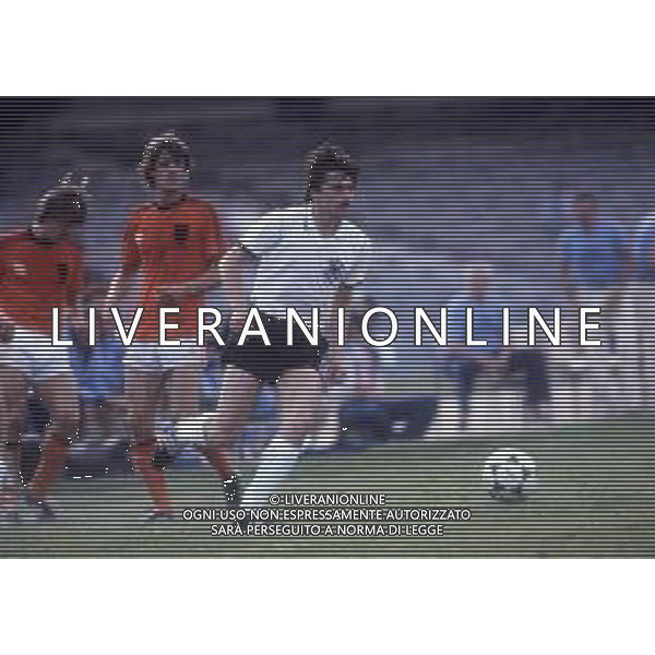 RETROSPETTIVA KLAUS ALLOFS CALCIATORE NELLA FOTO KLAUS ALLOFS CON LA MAGLIA DELLA GERMANIA OVEST AGLI EUROPEI DI CALCIO 1980 AG ALDO LIVERANI SAS