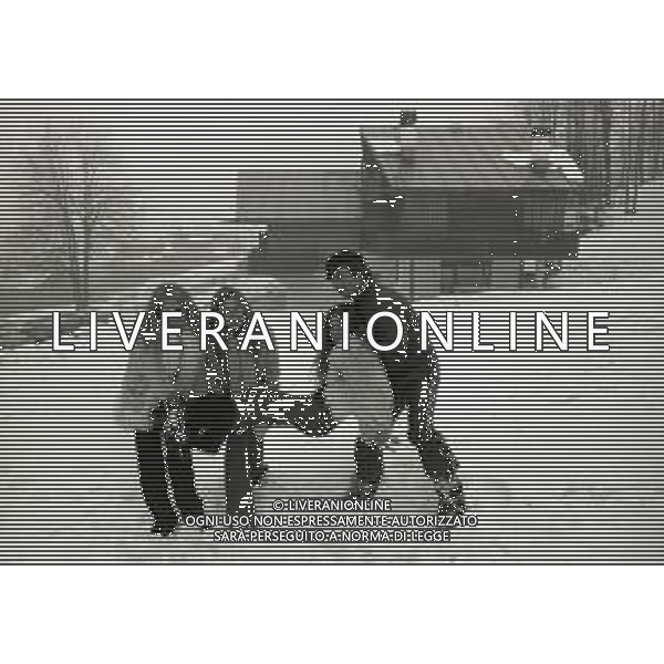 RETROSPETTIVA FRANCO INTERLENGHI ATTORE NELLA FOTO FRANCO INTERLENGHI A CORTINA D\'AMPEZZO NELL\'ANNO 1973 CON ANTONELLA LUALDI E FAMIGLIA AG ALDO LIVERANI SAS 