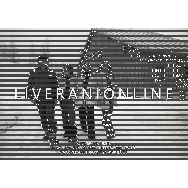RETROSPETTIVA FRANCO INTERLENGHI ATTORE NELLA FOTO FRANCO INTERLENGHI A CORTINA D\'AMPEZZO NELL\'ANNO 1973 CON ANTONELLA LUALDI E FAMIGLIA AG ALDO LIVERANI SAS 