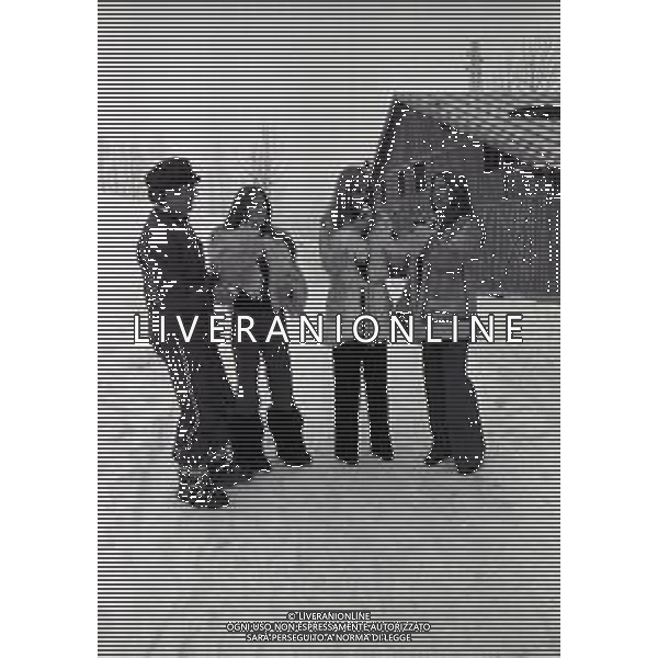 RETROSPETTIVA FRANCO INTERLENGHI ATTORE NELLA FOTO FRANCO INTERLENGHI A CORTINA D\'AMPEZZO NELL\'ANNO 1973 CON ANTONELLA LUALDI E FAMIGLIA AG ALDO LIVERANI SAS 