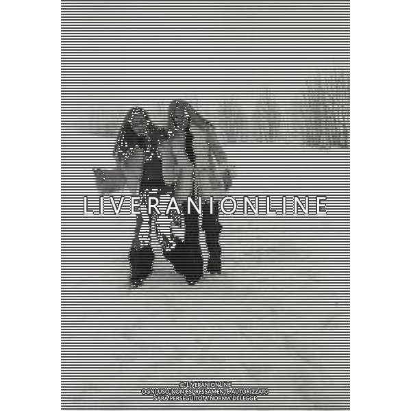 RETROSPETTIVA FRANCO INTERLENGHI ATTORE NELLA FOTO FRANCO INTERLENGHI A CORTINA D\'AMPEZZO NELL\'ANNO 1973 CON ANTONELLA LUALDI E FAMIGLIA AG ALDO LIVERANI SAS 