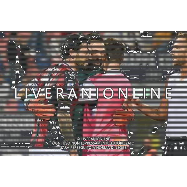 BOLOGNA - GENOA CAMPIONATO CALCIO SERIE A TIM 21.09.2021 NELLA FOTO ROBERTO SORIANO E SALVATORE SIRIGU ABBRACCIO ©VILLANI/AGENZIA ALDO LIVERANI SAS