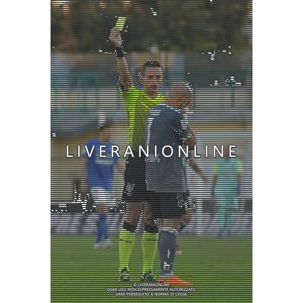 ©Alessandro Falzone/Agenzia Aldo Liverani Alessandria 21.09.2021 Stadio Giuseppe Moccagatta Alessandria vs Ascoli Serie B Stagione 2021/22 Nella foto : arbitro Daniele Minelli estrae il cartellino giallo per l\'ammonizione di Luca Parodi ©Falzone/AGENZIA ALDO LIVERANI SAS