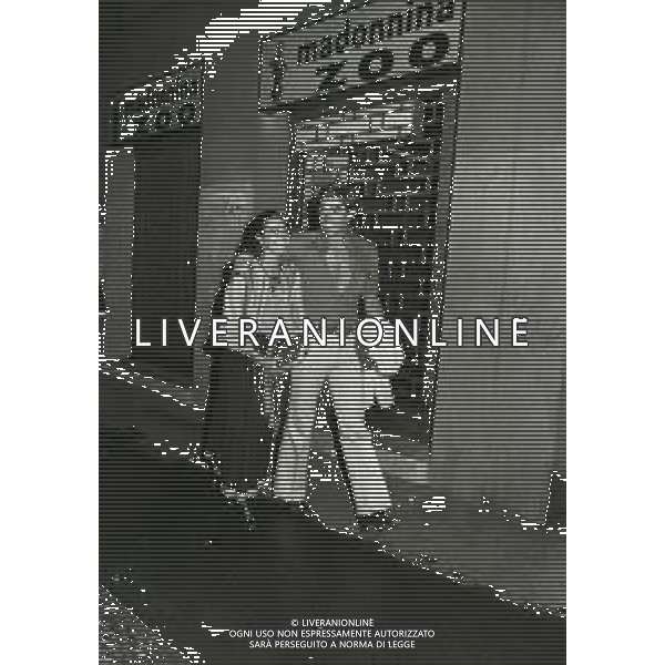 RETROSPETTIVA FABIO TESTI ATTORE NELLA FOTO FABIO TESTI NELL\'ANNO 1979 A MILANO CON UN AMICA AG ALDO LIVERANI SAS 