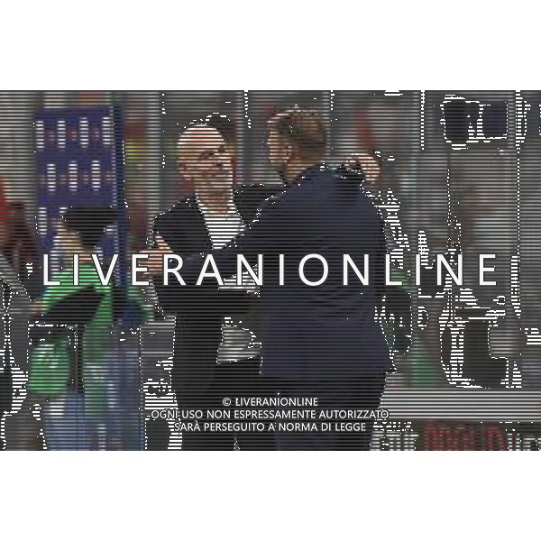 Stefano Pioli allenatore Milan SX e Paolo Zanetti allenatore Venezia DX si salutano prima della gara Milan vs Venezia Campionato Serie A TIM - 5a giornata Milano 22-09-2021 Stadio Giuseppe Meazza - San Siro foto Roberto Garavaglia/ag. Aldo Liverani sas /AGENZIA ALDO LIVERANI SAS