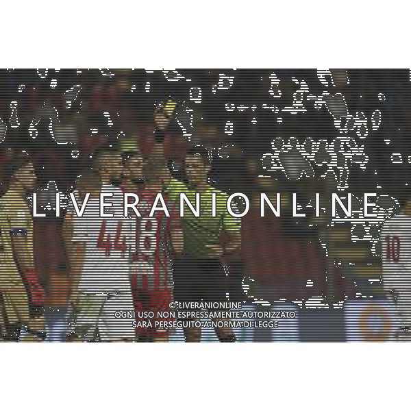 CarnabuciM/LMedia - US Cremonese vs AC Perugia - Italian Football Championship League BKT 2021/2022 22 September 2021 - Stadio Giovanni Zini, Cremona, Italy Photo showing: The referee Marchetti shows the yellow card to Luca Vido (Cremonese) @CarnabuciM/LMedia/AGENZIA ALDO LIVERANI SAS