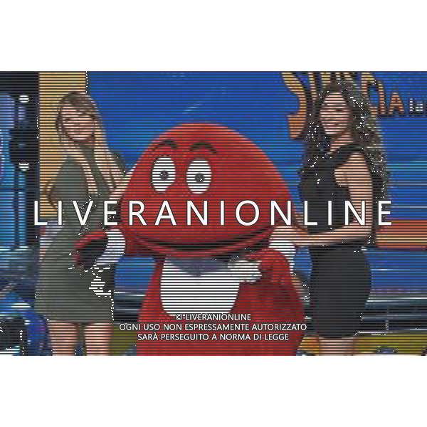 © TVRG Photocall Striscia la Notizia nella foto il Gabibbo con le veline Talisa Jade Ravagnani SX e Giulia Pelagatti DX Cologno Monzese (MI) 23-09-2021 Photocall di presentazioe della 34a edizione di Striscia la Notizia, il TG satirico di Mediaset. Presenti i conduttori Vanessa Incontrada e Alessandro Siani, il Gabibbo e le veline Talisa Jade Ravagnani, la bionda, e Giulia Pelagatti, la mora foto Roberto Garavaglia/ag. Aldo Liverani sas
