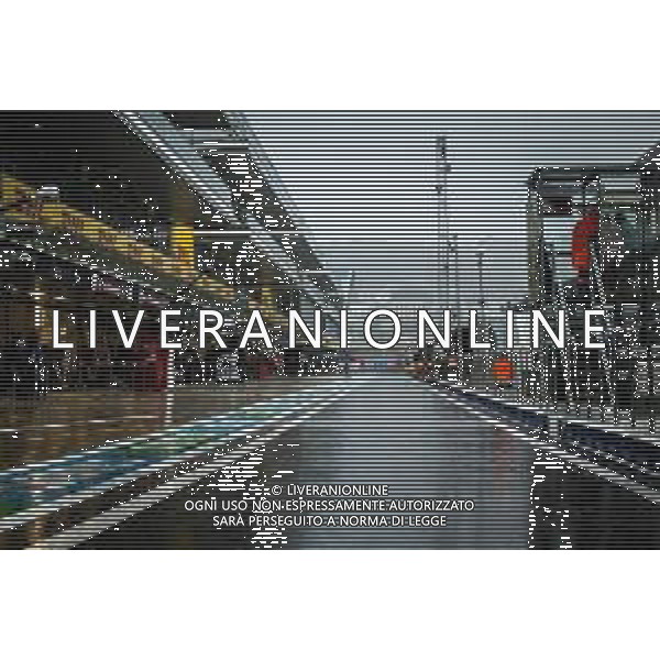 Circuit atmosphere - a wet pit lane as rain falls. 25.09.2021. Formula 1 World Championship, Rd 15, Russian Grand Prix, Sochi Autodrom, Sochi, Russia, Qualifying Day. - www.xpbimages.com, EMail: requests@xpbimages.com © Copyright: Bearne / XPB Images/AGENZIA ALDO LIVERANI SAS - ITALY ONLY EDITORIAL USE ONLY