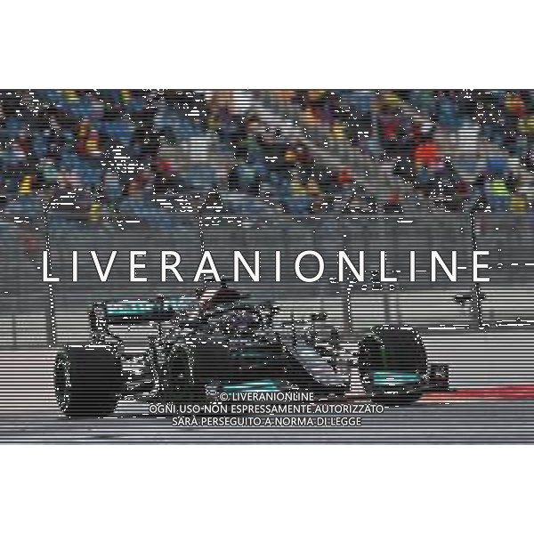 Lewis Hamilton (GBR) Mercedes AMG F1 W12. 25.09.2021. Formula 1 World Championship, Rd 15, Russian Grand Prix, Sochi Autodrom, Sochi, Russia, Qualifying Day. - www.xpbimages.com, EMail: requests@xpbimages.com © Copyright: Batchelor / XPB Images/AGENZIA ALDO LIVERANI SAS - ITALY ONLY EDITORIAL USE ONLY