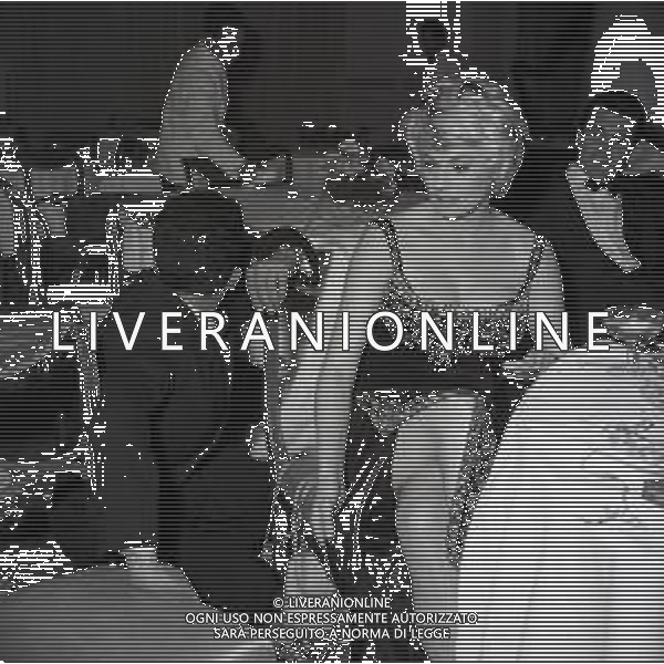 RETROSPETTIVA ANITA EKBERG ATTRICE NELLA FOTO ANITA EKBERG AL CARNEVALE DI VIAREGGIO NELL\'ANNO 1959 AG ALDO LIVERANI SAS
