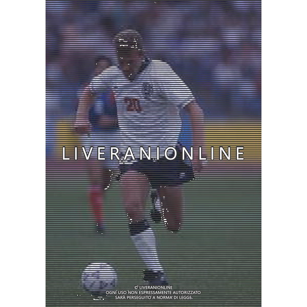 RETROSPETTIVA ALAN SHEARER CALCIATORE NELLA FOTO ALAN SHEARER CON LA MAGLIA DELLA NAZIONALE DELL\'INGHILTERRA AG-DFP-MIAG ALDO LIVERANI SAS