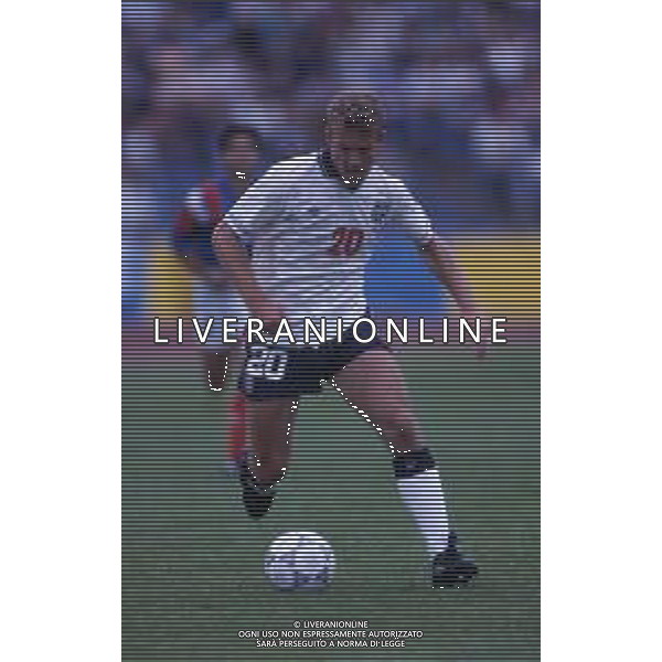 RETROSPETTIVA ALAN SHEARER CALCIATORE NELLA FOTO ALAN SHEARER CON LA MAGLIA DELLA NAZIONALE DELL\'INGHILTERRA AG-DFP-MIAG ALDO LIVERANI SAS