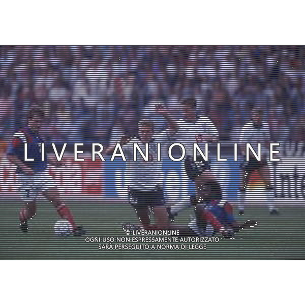 RETROSPETTIVA ALAN SHEARER CALCIATORE NELLA FOTO ALAN SHEARER CON LA MAGLIA DELLA NAZIONALE DELL\'INGHILTERRA AG-DFP-MIAG ALDO LIVERANI SAS