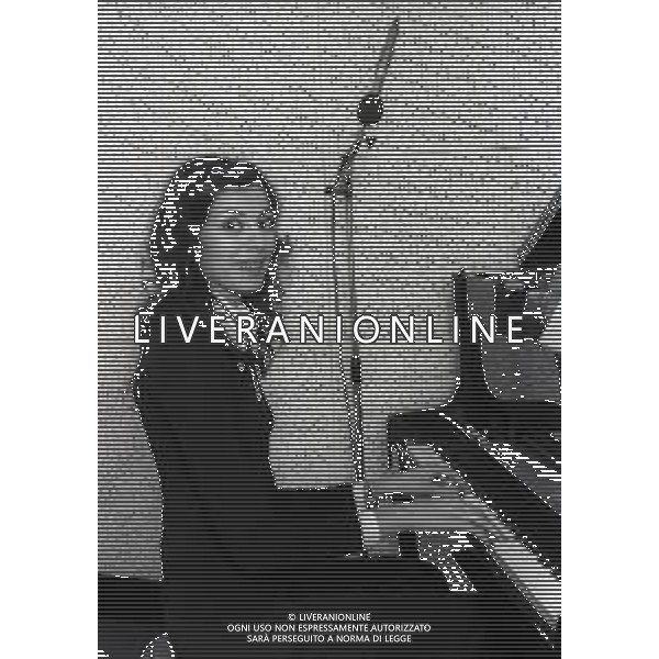 RETROSPETTIVA ALICE PSEUDONIMO DI CARLA BISSI CANTANTE NELLA FOTO ALICE PSEUDONIMO DI CARLA BISSI NELL\'ANNO 1972 A MILANO AG ALDO LIVERANI SAS