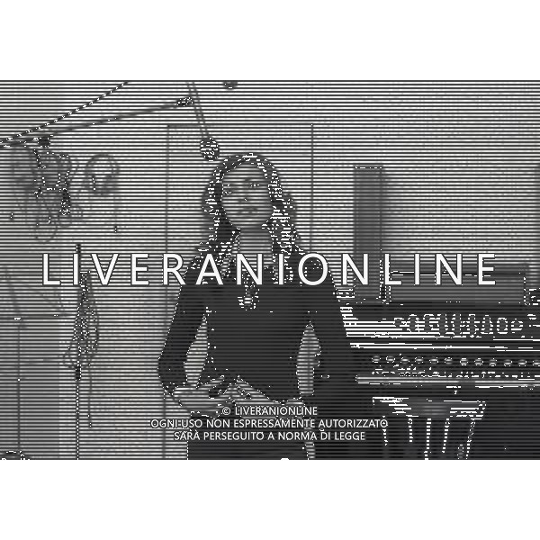 RETROSPETTIVA ALICE PSEUDONIMO DI CARLA BISSI CANTANTE NELLA FOTO ALICE PSEUDONIMO DI CARLA BISSI NELL\'ANNO 1972 A MILANO AG ALDO LIVERANI SAS