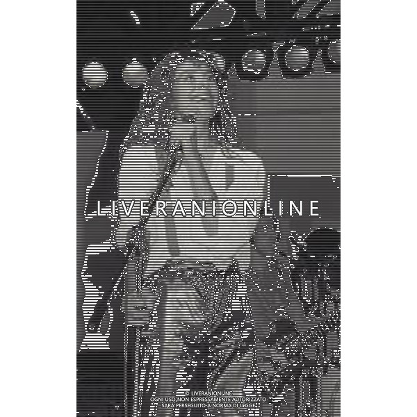 RETROSPETTIVA ALICE PSEUDONIMO DI CARLA BISSI CANTANTE NELLA FOTO ALICE PSEUDONIMO DI CARLA BISSI NELL\'ANNO 1981 A MILANO AG ALDO LIVERANI SAS 
