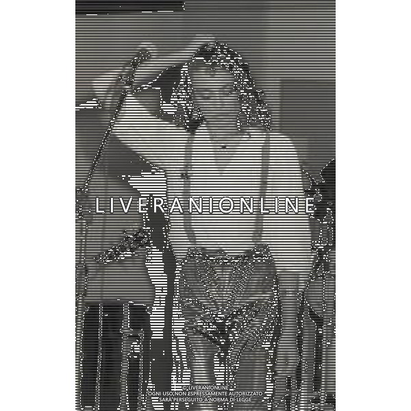 RETROSPETTIVA ALICE PSEUDONIMO DI CARLA BISSI CANTANTE NELLA FOTO ALICE PSEUDONIMO DI CARLA BISSI NELL\'ANNO 1981 A MILANO AG ALDO LIVERANI SAS 