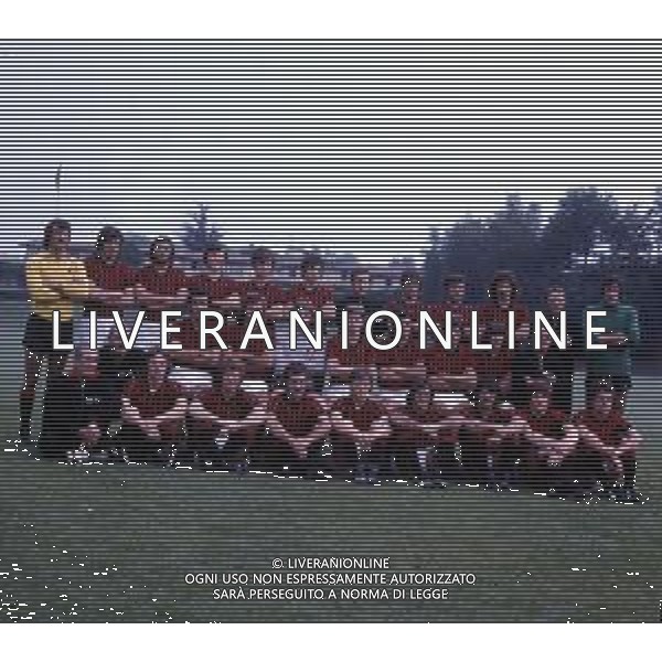1976-1977 MILANELLO FORMAZIONE UFFICIALE AC MILAN NELLA FOTO LA FORMAZIONE UFFICALE DEL A C MILAN DA SIN IN PIEDI-ENRICO ALBERTOSI-ALDO BET- EGIDIO CALLONI-SIMONE BOLDINI-FULVIO COLLOVATI-CLAUDIO LOVISON-GIUSEPPE MARCHIORO ALLENATORE-GIANNI RIVERA-ANGELO ANQUILLETTI-GIORGIO BRAGLIA-ALVARO GASPARINI ALLENATORE IN SECONDA-ANTONIO RIGAMONTI. SED DA SIN. ALBERTO BIGON-GIORGIO MORINI-ROBERTO INCONTRI-DUINO GORIN-ROBERTO ANTONELLI-GIORGIO BIASIOLO-FRANCO BERGAMASCHI-RUGGERO RIBOLZI MASSAGGIATORE MILAN ACCOSCIATI DA SIN. PAOLO MARICONTI MASS.-CARLO TRESOLDI MASS.-FRANCESCO VINCENZI-ALDO MALDERA-MASSIMO SILVA-GIOVANNI LORINI-GIUSEPPE SABADINI-MAURIZIO TURONE-LUCIANO GAUDINO-FABIO CAPELLO
