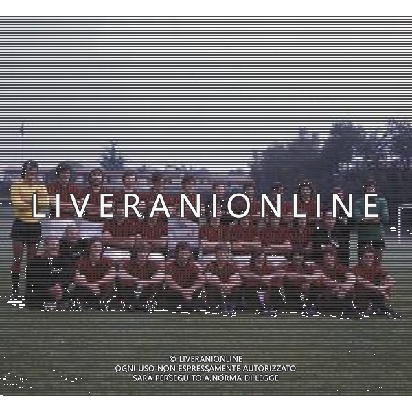 1976-1977 MILANELLO FORMAZIONE UFFICIALE AC MILAN NELLA FOTO LA FORMAZIONE UFFICALE DEL A C MILAN DA SIN IN PIEDI-ENRICO ALBERTOSI-ALDO BET- EGIDIO CALLONI-SIMONE BOLDINI-FULVIO COLLOVATI-CLAUDIO LOVISON-GIUSEPPE MARCHIORO ALLENATORE-GIANNI RIVERA-ANGELO ANQUILLETTI-GIORGIO BRAGLIA-ALVARO GASPARINI ALLENATORE IN SECONDA-ANTONIO RIGAMONTI. SED DA SIN. ALBERTO BIGON-GIORGIO MORINI-ROBERTO INCONTRI-DUINO GORIN-ROBERTO ANTONELLI-GIORGIO BIASIOLO-FRANCO BERGAMASCHI-RUGGERO RIBOLZI MASSAGGIATORE MILAN ACCOSCIATI DA SIN. PAOLO MARICONTI MASS.-CARLO TRESOLDI MASS.-FRANCESCO VINCENZI-ALDO MALDERA-MASSIMO SILVA-GIOVANNI LORINI-GIUSEPPE SABADINI-MAURIZIO TURONE-LUCIANO GAUDINO-FABIO CAPELLO