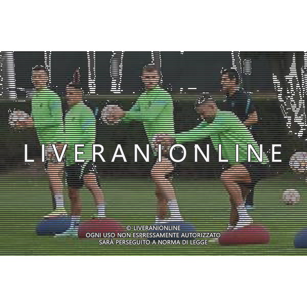 © TVRG Allenamento Inter nella foto Edin Dzeko al centro Appiano Gentile (CO) 27-09-2021 Centro sportivo Suning in memoria di Angelo Moratti Allenamento dell\'Inter in preparazione della gara contro lo Shakhtar Donetsk valevole per la 2a giornata del gruppo D della fase a gironi della UEFA Champions League foto Roberto Garavaglia/ag. Aldo Liverani sas/AGENZIA ALDO LIVERANI SAS