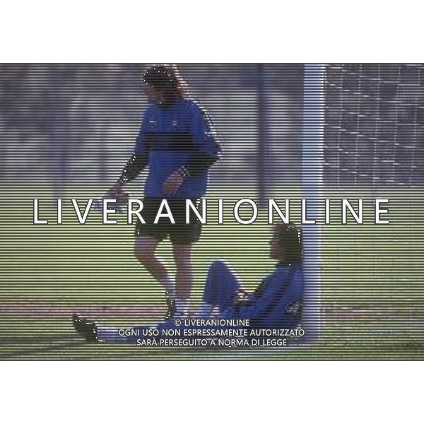 RETROSPETTIVA ASTUTILIO MALGIOGLIO CALCIATORE NELLA FOTO ASTUTILIO MALGIOGLIO CON LA MAGLIA DELL\'INTER CALCIO CON LUCIANO BODINI AG ALDO LIVERANI SAS
