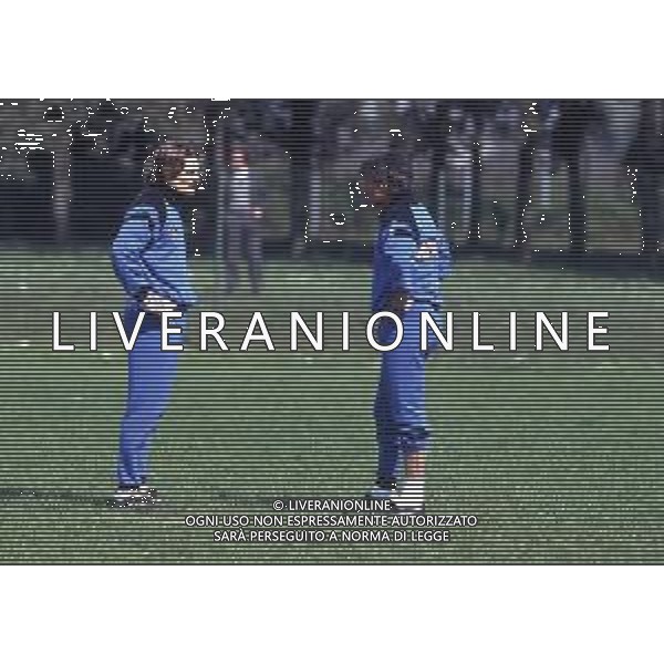 RETROSPETTIVA ASTUTILIO MALGIOGLIO CALCIATORE NELLA FOTO ASTUTILIO MALGIOGLIO CON LA MAGLIA DELL\'INTER CALCIO CON LUCIANO CASTELLINI AG ALDO LIVERANI SAS