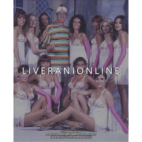 RETROSPETTIVA FABRIZIO MATURANI PSEUDONIMO MARTUFELLO PRESENTATORE TELEVISIVO -SHOWMAN E CONDUTTORE TELEVISIVO NELLA FOTO FABRIZIO MATURANI PSEUDONIMO MARTUFELLO CAST DEL PROGRAMMA “BEATO FRA LE DONNE“ AG ALDO LIVERANI SAS