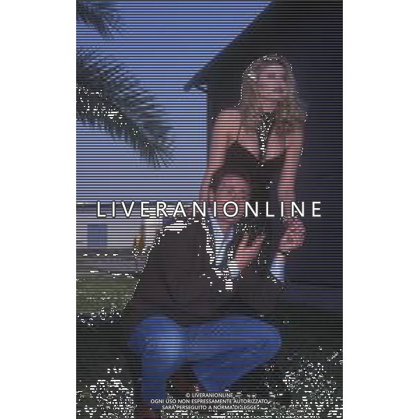 RETROSPETTIVA PAOLO BONOLIS PRESENTATORE TELEVISIVO -SHOWMAN E CONDUTTORE TELEVISIVO NELLA FOTO PAOLO BONOLIS CON WENDY WINDHAM NELLA TRASMISSIONE “I CERVELLONI“ AG ALDO LIVERANI SAS