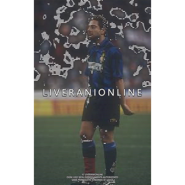 RETROSPETTIVA PAOLO BONOLIS PRESENTATORE TELEVISIVO -SHOWMAN E CONDUTTORE TELEVISIVO NELLA FOTO PAOLO BONOLIS CON LA MAGLIA DELL\'INTER AG ALDO LIVERANI SAS 