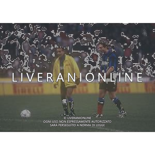 RETROSPETTIVA PAOLO BONOLIS PRESENTATORE TELEVISIVO -SHOWMAN E CONDUTTORE TELEVISIVO NELLA FOTO PAOLO BONOLIS CON LA MAGLIA DELL\'INTER AG ALDO LIVERANI SAS 