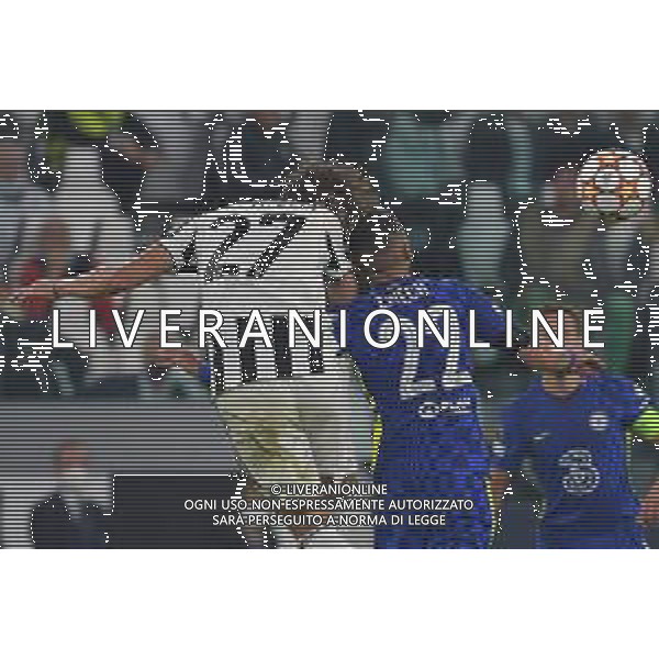 Torino 29.09.2021 Stadio Allianz Stadium ©Alessandro Falzone/Agenzia Aldo Liverani Juventus vs Chelsea Champions League 2021/2022 Nella foto : Manuel Locatelli-Hakim Ziyech